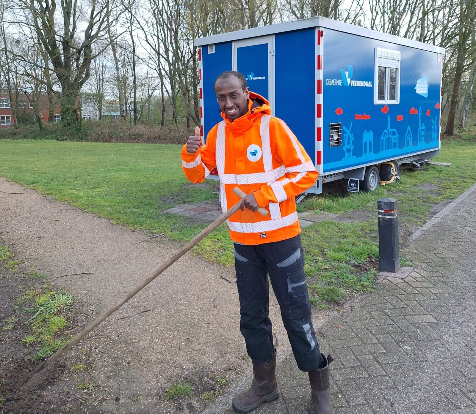 Salah aan het werk in de groenvoorziening van Wijkservice